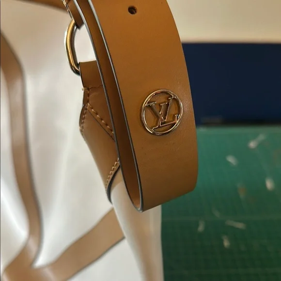 👑 Louis Vuitton White and Tan Minimalist Shoulder Bag (bucket bag) - Picture 11 of 11